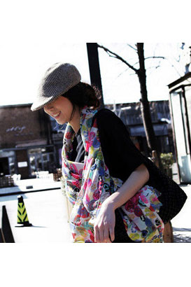 Scarf in white with smiling faces in mixed colors